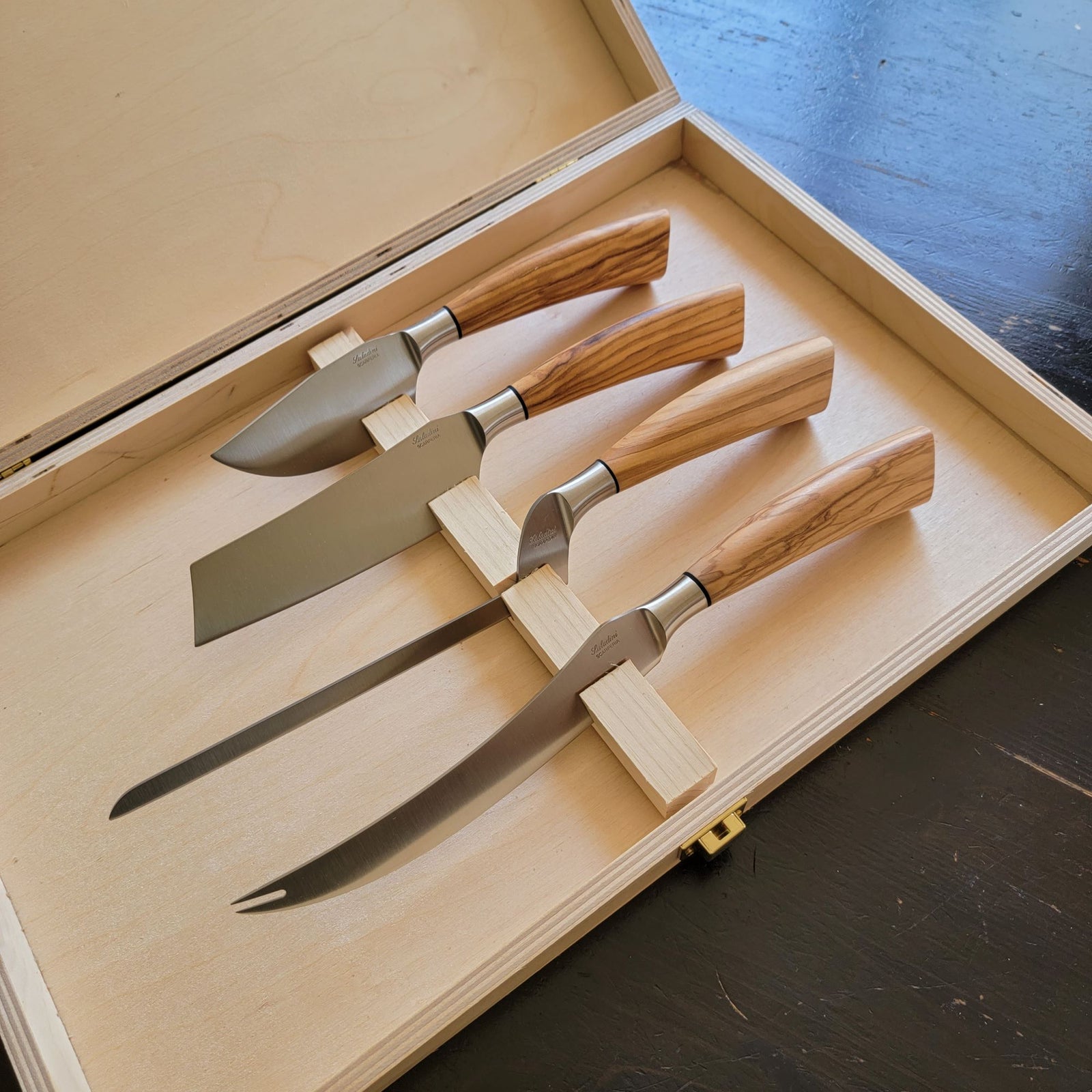 Set of 4 large cheese knives