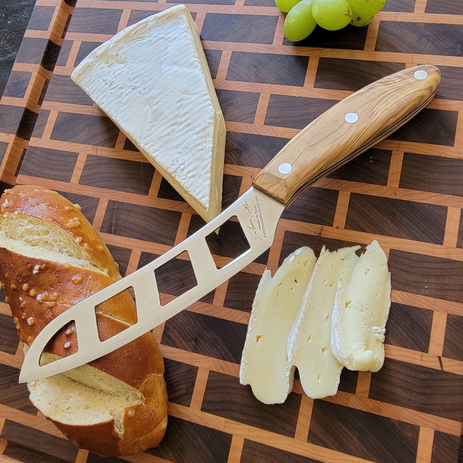 Knife for very soft cheese
