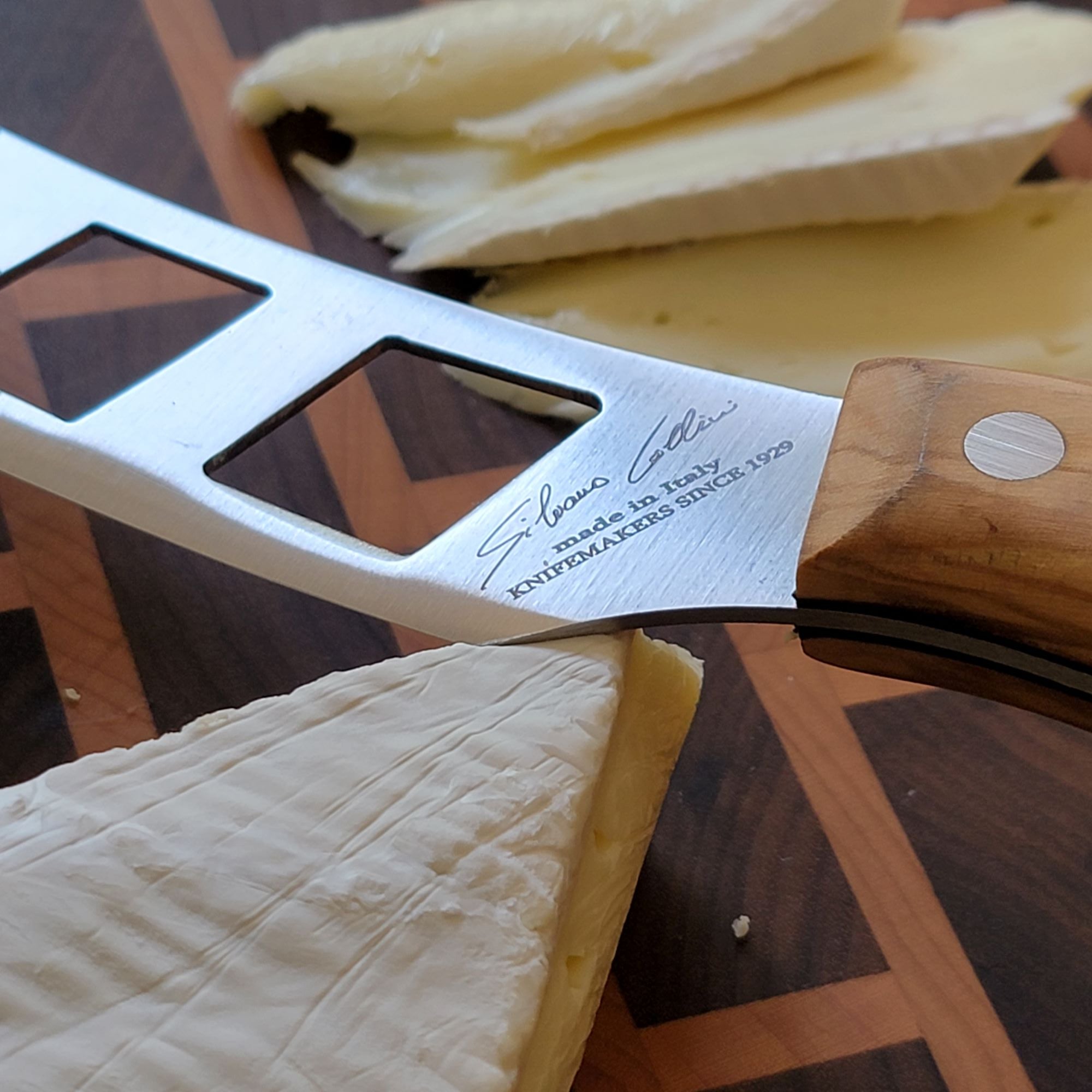 Knife for very soft cheese