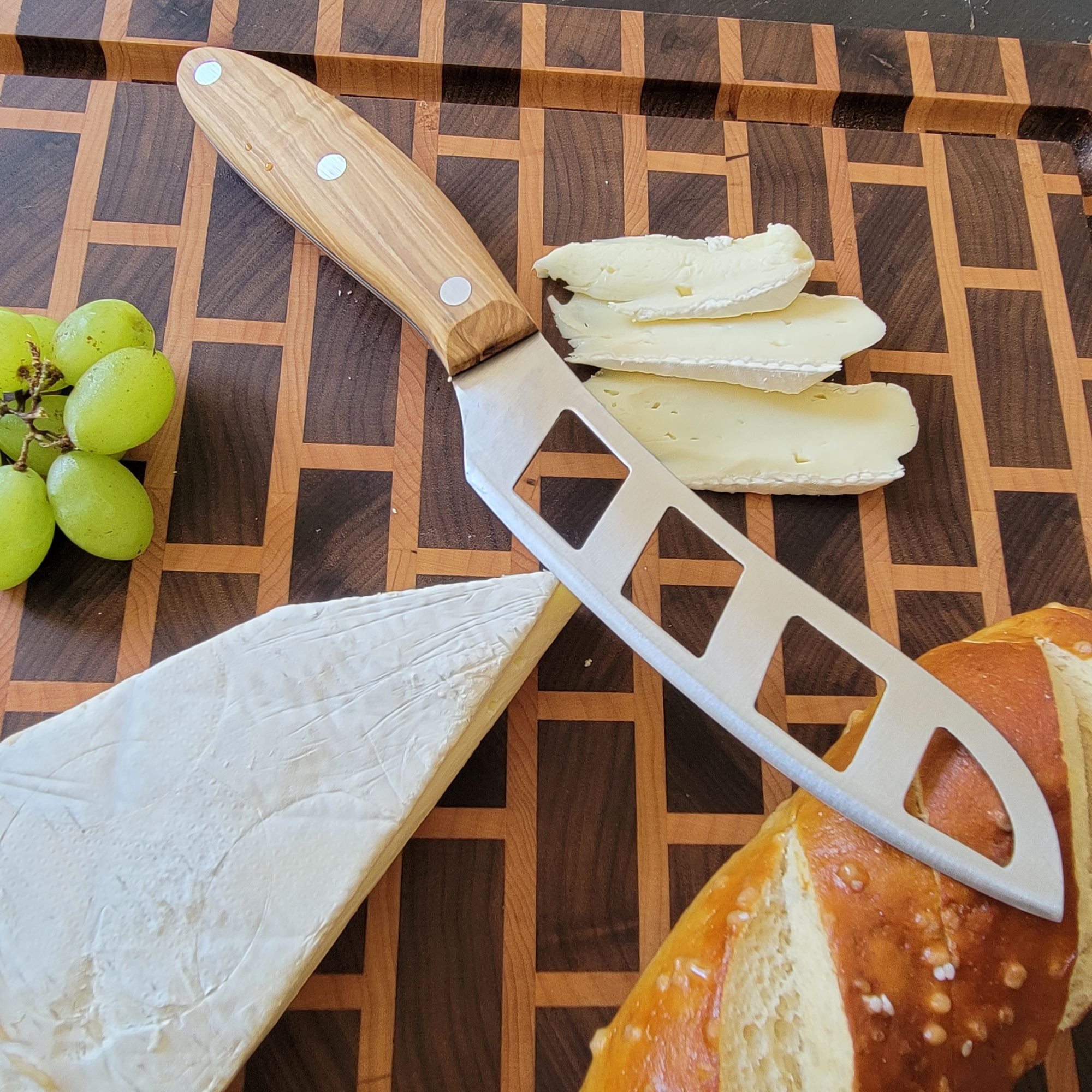 Knife for very soft cheese